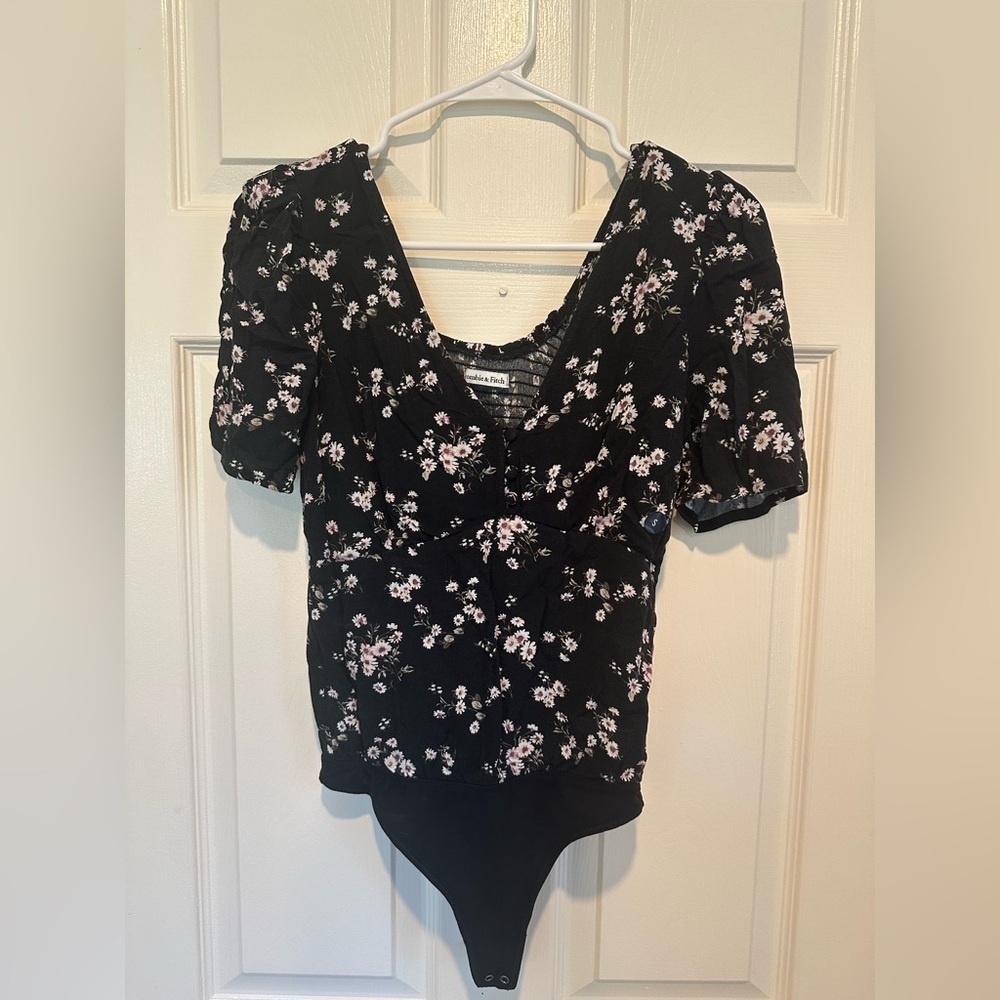❌SOLD❌Abercrombie & Fitch Black Floral Bodysuit